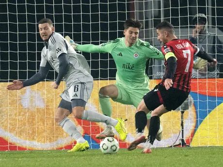 Na snímke sprava Klisman Cake (Škendija), Dominik Takáč a Kevin Wimmer (obaja Slovan) počas stretnutia 5. kola ligovej fázy Konferenčnej ligy UEFA FK Škendija Tetovo - ŠK Slovan Bratislava.