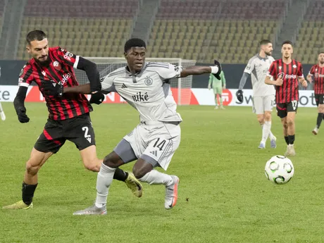 Na snímke vpravo Alasana Yirajang (Slovan) a vľavo Aleksander Trumci (Škendija) počas stretnutia 5. kola ligovej fázy Konferenčnej ligy UEFA FK Škendija Tetovo - ŠK Slovan Bratislava.