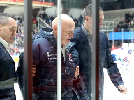 Tréner slovenskej hokejovej reprezentácie Craig Ramsay (uprostred) a manažér Miroslav Šatan pred zápasom Vianočného Kaufland Cupu v hokeji Slovensko - Lotyšsko.