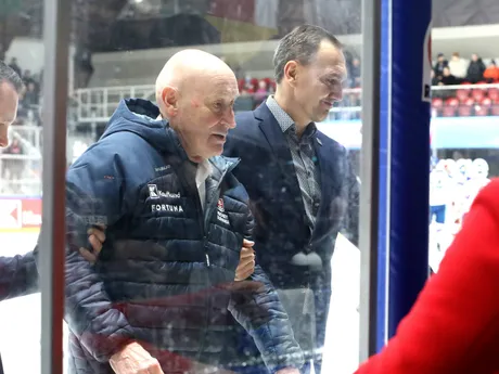 Tréner slovenskej hokejovej reprezentácie Craig Ramsay (uprostred) a manažér Miroslav Šatan pred zápasom Vianočného Kaufland Cupu v hokeji Slovensko - Lotyšsko.