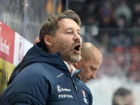 Hlavný tréner slovenskej hokejovej reprezentácie Vladimír Országh počas zápasu Vianočného Kaufland Cupu v hokeji Slovensko - Lotyšsko.