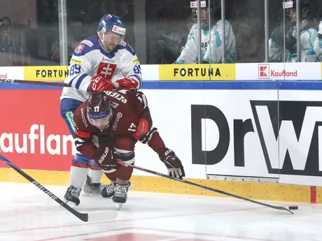 Dávid Mudrák (Slovensko) a Martins Dzierkals (Lotyšsko) počas zápasu Vianočného Kaufland Cupu v hokeji Slovensko - Lotyšsko.