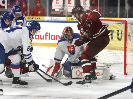 Brankár slovenskej reprezentácie Eugen Rabčan a Markus Komulus (Lotyšsko) počas zápasu Vianočného Kaufland Cupu v hokeji Slovensko - Lotyšsko.