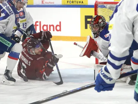 Brankár slovenskej reprezentácie Eugen Rabčan a Markus Komulus (Lotyšsko)  počas zápasu Vianočného Kaufland Cupu.