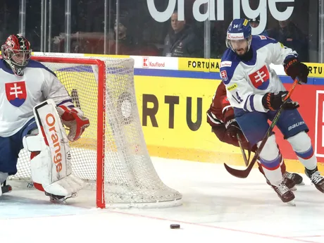 Brankár slovenskej reprezentácie Eugen Rabčan a Filip Krivošík (Slovensko) počas zápasu Vianočného Kaufland Cupu v hokeji Slovensko - Lotyšsko.