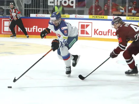 Filip Krivošík (Slovensko) a Rudolfs Polcs (Lotyšsko) počas zápasu Vianočného Kaufland Cupu.