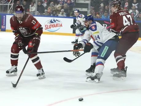 Richards Bukarts (Lotyšsko), ilip Krivošík (Slovensko) a Rudolfs Polcs (Lotyšsko) počas zápasu Vianočného Kaufland Cupu v hokeji Slovensko - Lotyšsko.