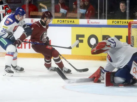 Michal Ivan (Slovensko), Sandis Smons (Lotyšsko) a brankár slovenskej reprezentácie Eugen Rabčan počas zápasu Vianočného Kaufland Cupu.