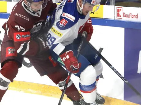 Karlis Ozolins (Lotyšsko) a Dávid Mudrák (Slovensko) počas zápasu Vianočného Kaufland Cupu v hokeji Slovensko - Lotyšsko.