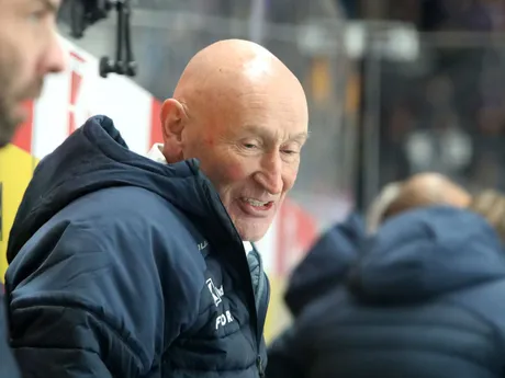 Tréner slovenskej hokejovej reprezentácie Craig Ramsay počas zápasu Vianočného Kaufland Cupu v hokeji Slovensko - Lotyšsko.