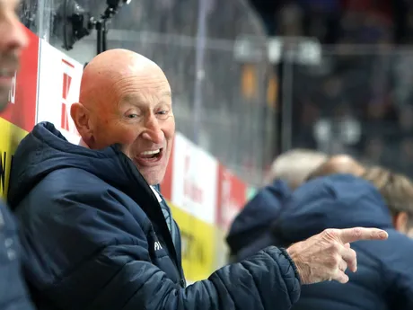 Tréner slovenskej hokejovej reprezentácie Craig Ramsay počas zápasu Vianočného Kaufland Cupu v hokeji Slovensko - Lotyšsko.