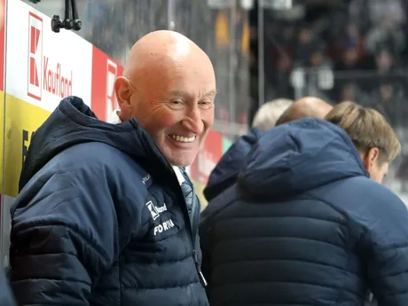 Tréner slovenskej hokejovej reprezentácie Craig Ramsay počas zápasu Vianočného Kaufland Cupu v hokeji Slovensko - Lotyšsko.