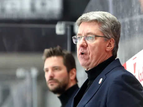 Hlavný tréner Lotyšska Harijs Vitolinš počas zápasu Vianočného Kaufland Cupu v hokeji Slovensko - Lotyšsko. 