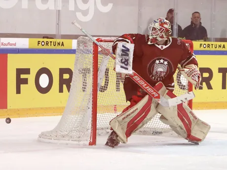 Brankár Lotyšska Ivars Punnenovs počas zápasu Vianočného Kaufland Cupu v hokeji Slovensko - Lotyšsko.