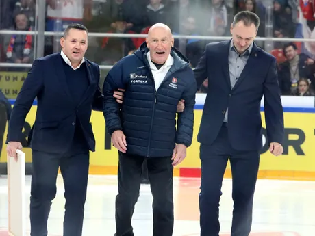 Tréner slovenskej hokejovej reprezentácie Craig Ramsay (uprostred) a manažér Miroslav Šatan pred zápasom Vianočného Kaufland Cupu v hokeji Slovensko - Lotyšsko.