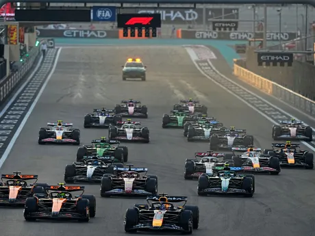 Holandský jazdec F1 Max Verstappen na Red Bulle (vpredu) vedie pred Britom Landom Norrisom na McLarene po štarte pretekov Veľkej ceny Abú Zabí