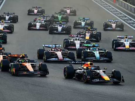 Holandský jazdec F1 Max Verstappen na Red Bulle (vpredu) vedie pred Britom Landom Norrisom na McLarene po štarte pretekov Veľkej ceny Abú Zabí formuly 1