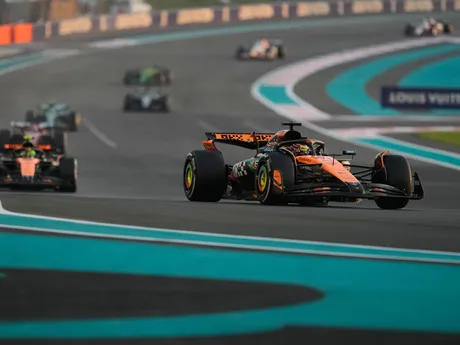 Oscar Piastri  počas Veľkej ceny Abú Zabí 2025