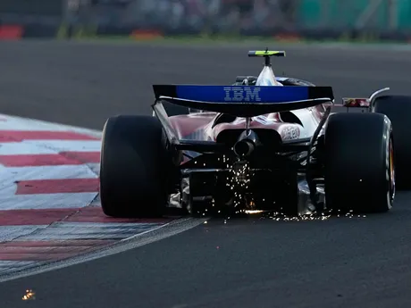 Lewis Hamilton počas Veľkej ceny Abú Zabí 2025