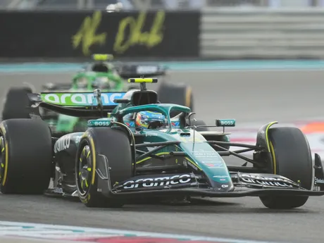 Fernando Alonso počas Veľkej ceny Abú Zabí 2025