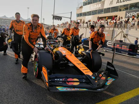 Oscar Piastri počas Veľkej ceny Abú Zabí 2025