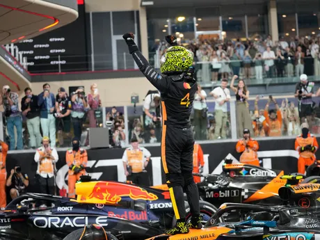 Lando Norris oslavuje zisk titulu vo formule 1. 