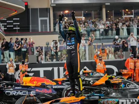Lando Norris oslavuje zisk titulu vo formule 1. 