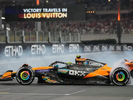 Lando Norris oslavuje zisk titulu vo formule 1. 