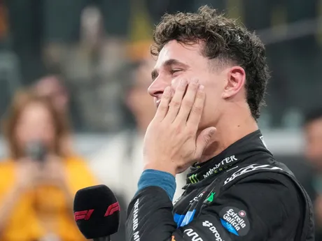 Lando Norris oslavuje zisk titulu vo formule 1. 