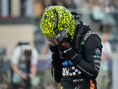 Lando Norris oslavuje zisk titulu vo formule 1. 