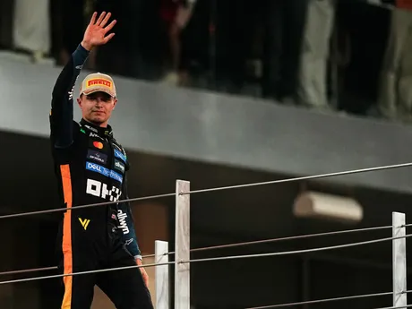 Lando Norris oslavuje zisk titulu vo formule 1. 