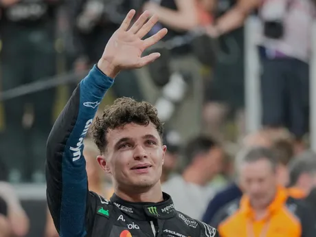 Lando Norris oslavuje zisk titulu vo formule 1. 