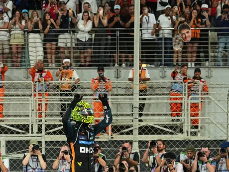 Lando Norris oslavuje zisk titulu vo formule 1. 