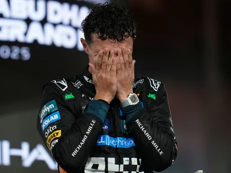 Lando Norris oslavuje zisk titulu vo formule 1. 