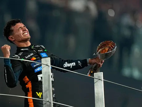 Lando Norris oslavuje zisk titulu vo formule 1. 