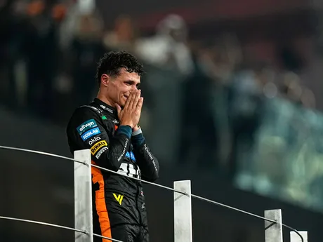 Lando Norris oslavuje zisk titulu vo formule 1. 