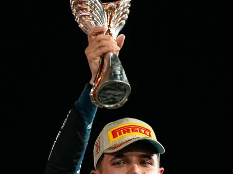 Lando Norris oslavuje zisk titulu vo formule 1. 