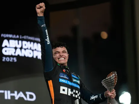 Lando Norris oslavuje zisk titulu vo formule 1. 