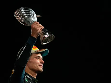 Lando Norris oslavuje zisk titulu vo formule 1. 