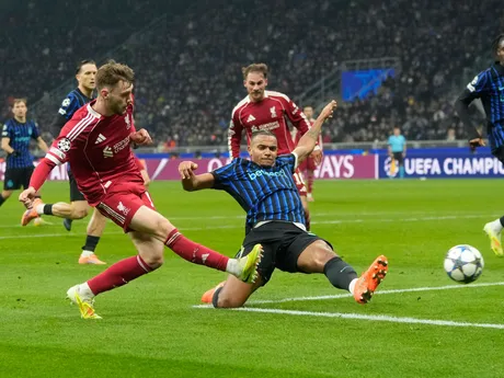 Conor Bradley (vľavo) v zápase 6. kola ligovej fázy Ligy majstrov Inter Miláno - Liverpool.