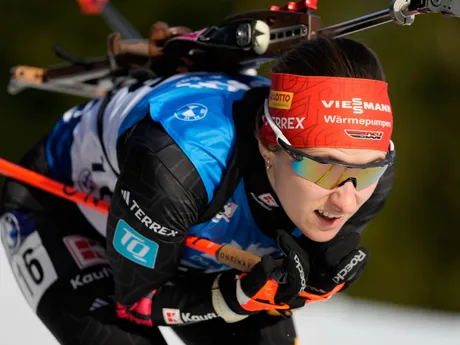 Janina Hettich-Walzová počas šprintu v rakúskom Hochfilzene.