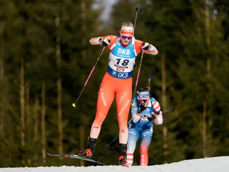 Amy Basergaová počas šprintu v rakúskom Hochfilzene.