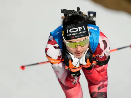 Anna Juppeová počas šprintu v rakúskom Hochfilzene.