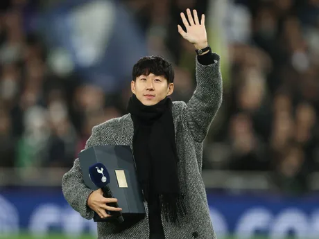 Útočnik Los Angeles Son Heung-Min máva fanúšikov Tottenhami pred zápasom 6. kola hlavnej fázy Ligy majstrov medzi Tottenhamom a Slaviou Praha.
