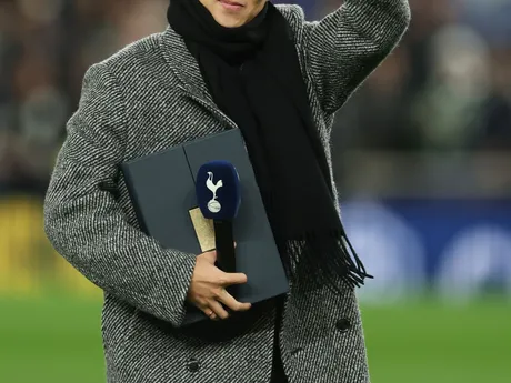 Útočnik Los Angeles Son Heung-Min máva fanúšikov Tottenhami pred zápasom 6. kola hlavnej fázy Ligy majstrov medzi Tottenhamom a Slaviou Praha.
