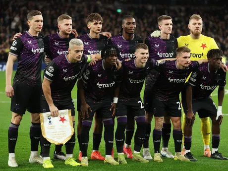 Hráči Slavie Praha pred zápasom 6. kola hlavnej fázy Ligy majstrov Tottenham Hotspur a Slavia Praha.