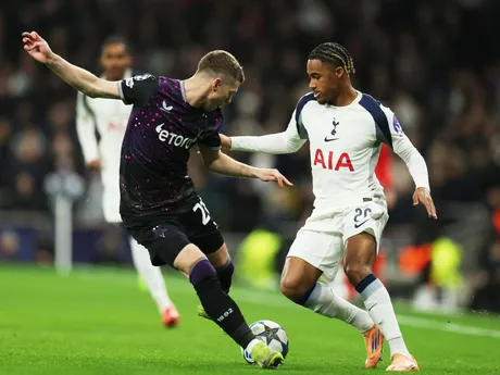 Hráč Slavie David Douděra (vľavo) a Wilson Odobert (Tottenham) počas zápasu 6. kola hlavnej fázy Ligy majstrov medzi Tottenhamom a Slaviou Praha.
