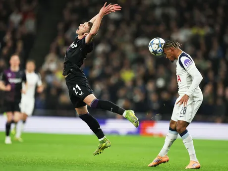 David Douděra (vľavo) a hráč Tottenhamu Wilson Odobert počas zápasu 6. kola hlavnej fázy Ligy majstrov Tottenham Hotspur a Slavia Praha.