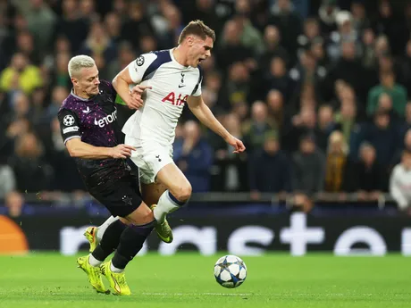 Tomáš Holeš (vľavo) a Micky van de Ven z Tottenhamu počas zápasu 6. kola hlavnej fázy Ligy majstrov Tottenham Hotspur a Slavia Praha.