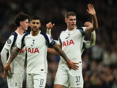 Hráči Tottenhamu oslavujú gól v zápase 6. kola hlavnej fázy Ligy majstrov Tottenham Hotspur a Slavia Praha.